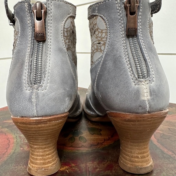 Neosenes Grey Rococo Boots - Picture 8 of 11